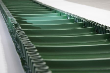 PVC-Transportband mit Stollen- und Wellenkante