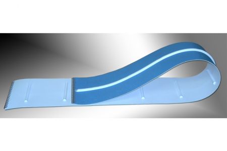 PU-Transportband mit Querprofilen und Führungskeil